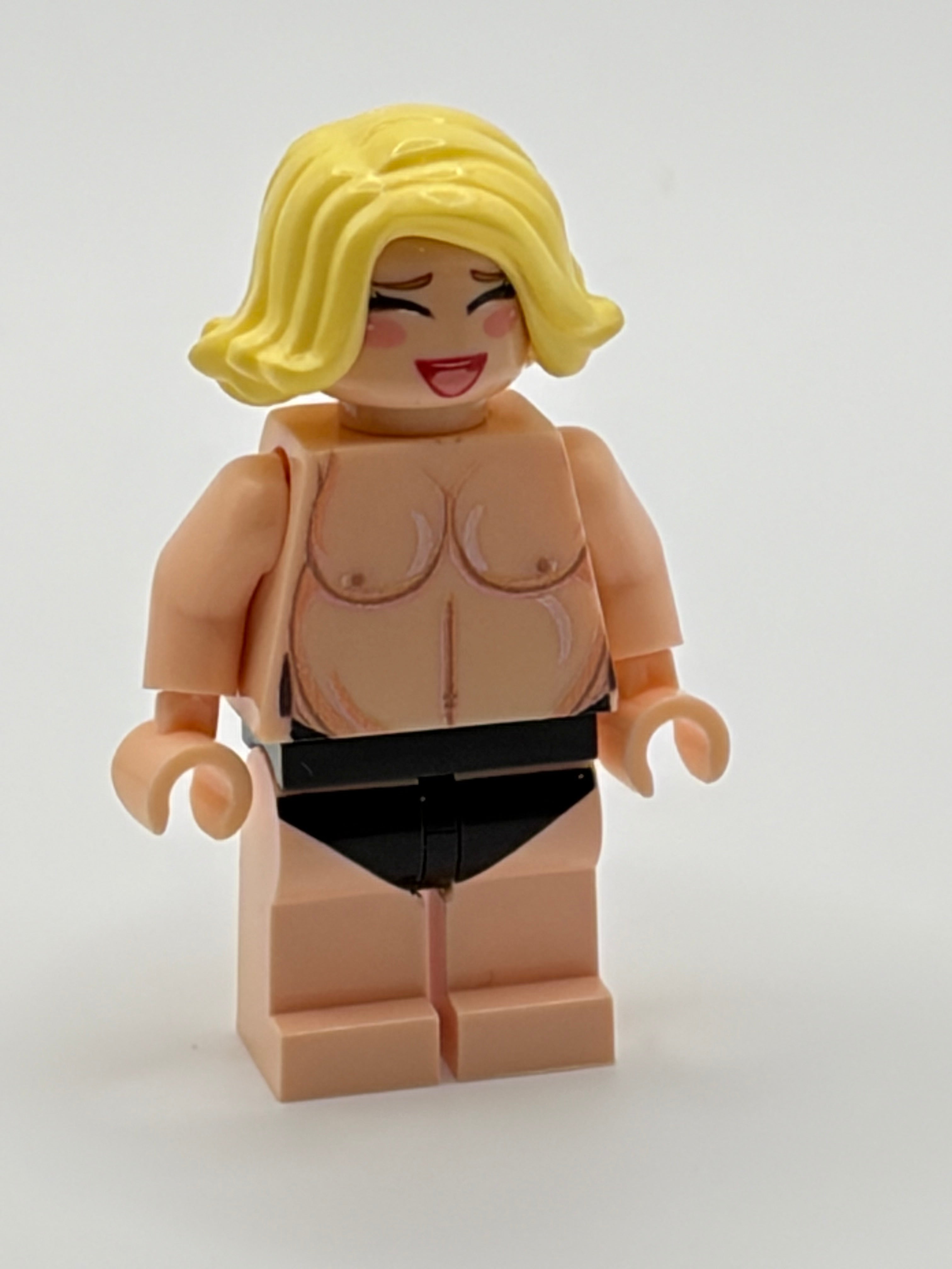Big Sexy Mama Shows Them Titties